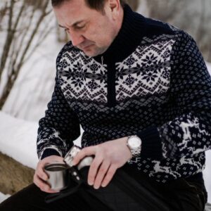 Black sweater with Nordic pattern on the zipper