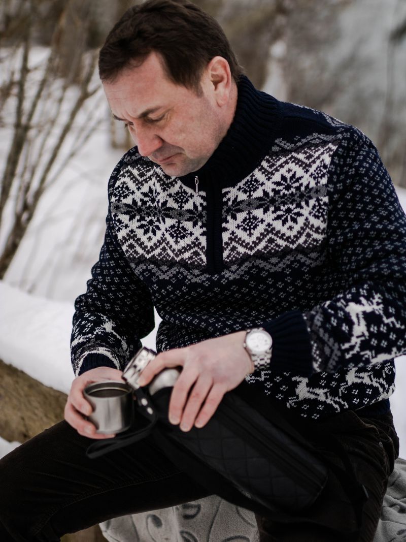 Black sweater with Nordic pattern on the zipper