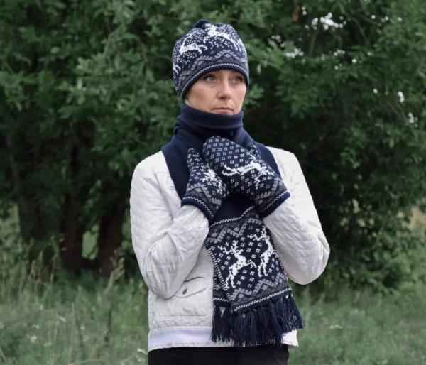 Knitted Navy Mittens fleece-lined Nordic with White Fair Isle pattern and reindeer Traditional Jacquard gloves - Image 3