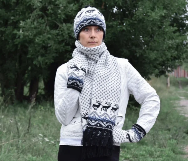Beautiful Black & White fleece-lined Nordic woolen Mittens with Scandinavian Fair Isle pattern - Image 3
