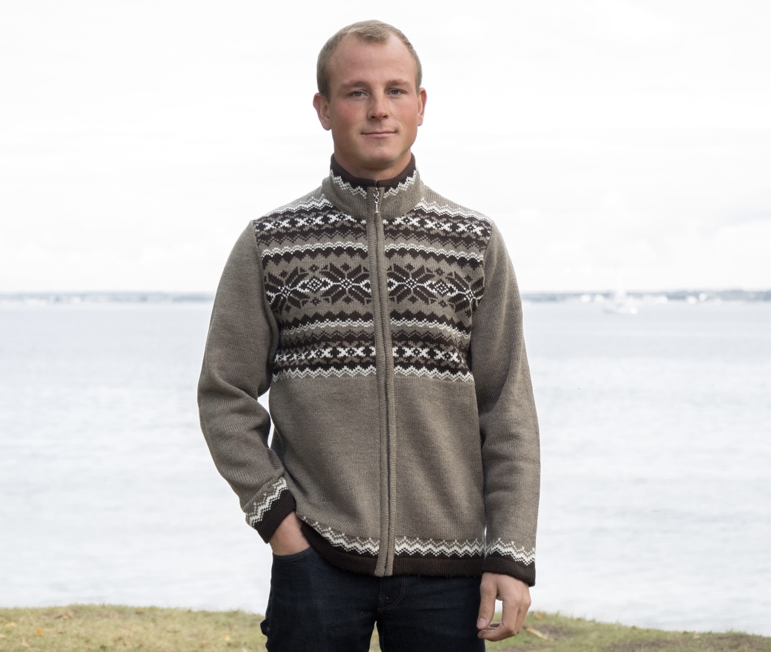Brown cardigan with Nordic pattern on the zipper with fleece lined neck
